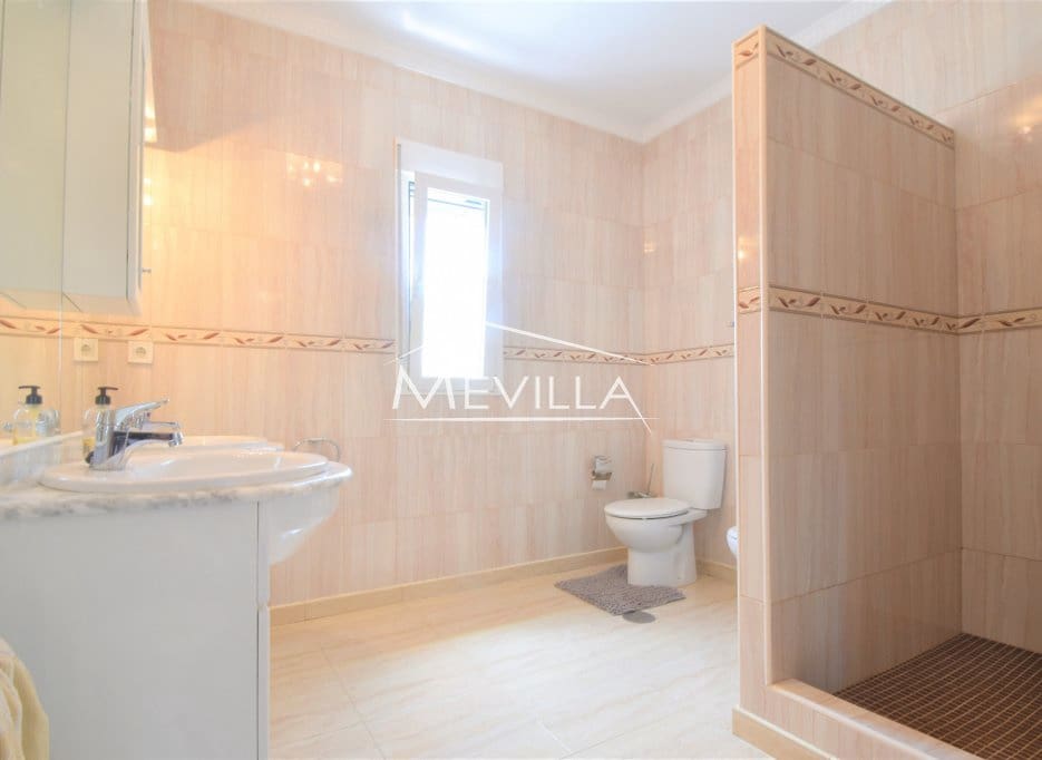 5 sypialnia Willa na sprzedaż w La Zenia z basenem garażem - 1 050 000 € (Ref: 9077404)