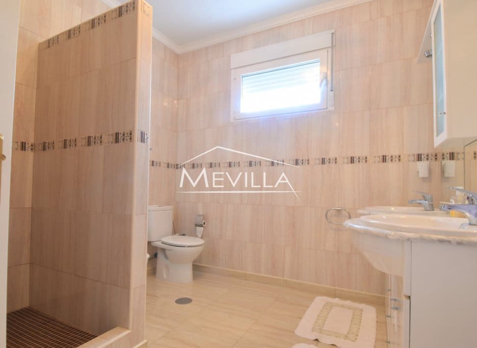 5 sypialnia Willa na sprzedaż w La Zenia z basenem garażem - 1 050 000 € (Ref: 9077404)