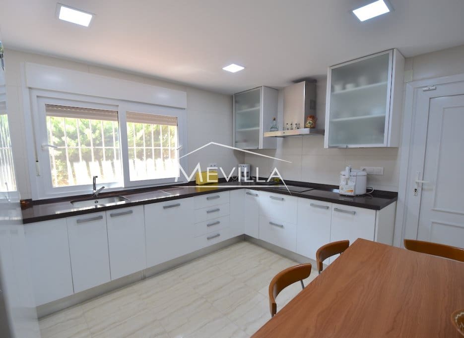 Chalet de 5 habitaciones en Torrevieja en venta con garaje - 1.050.000 € (Ref: 9077406)