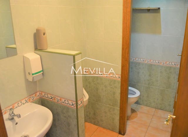 Kommersiell til salgs i Torrevieja med svømmebasseng garasje - € 195 000 (Ref: 9077407)