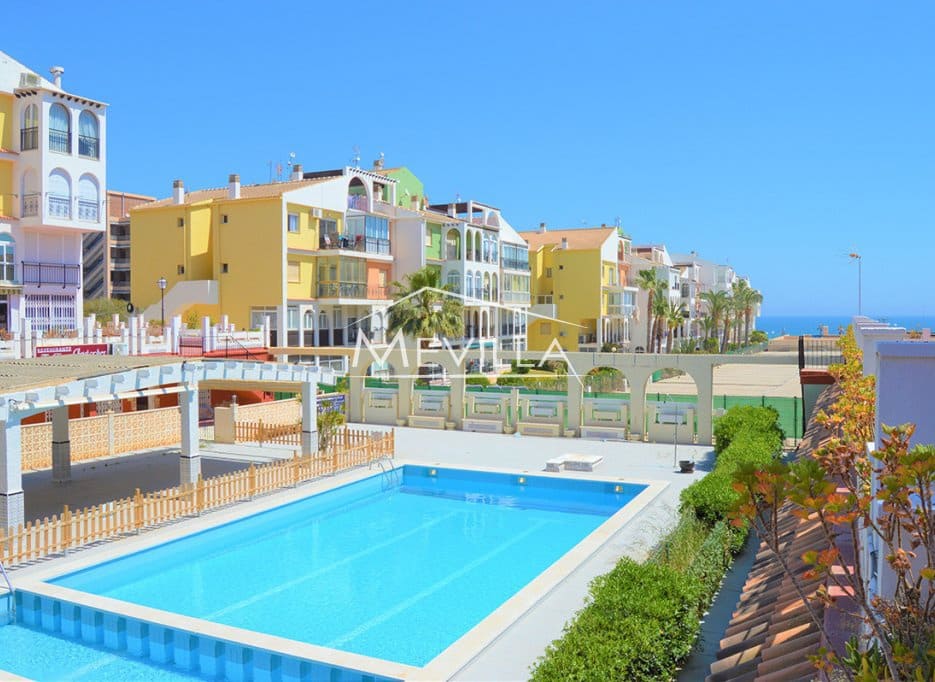 Kommersiell til salgs i Torrevieja med svømmebasseng garasje - € 195 000 (Ref: 9077407)