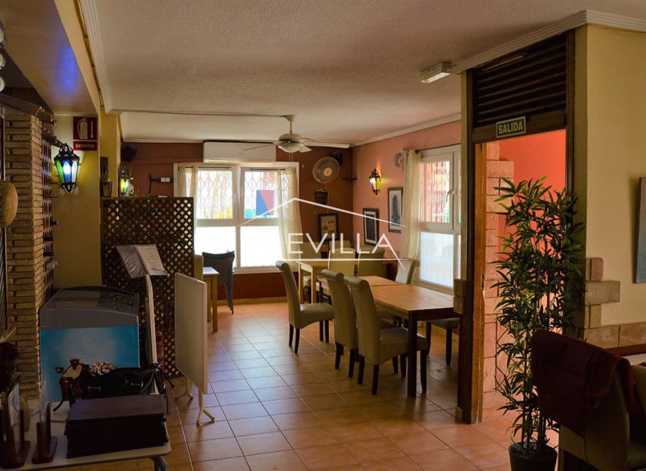 Kommersiell til salgs i Torrevieja med svømmebasseng garasje - € 195 000 (Ref: 9077407)