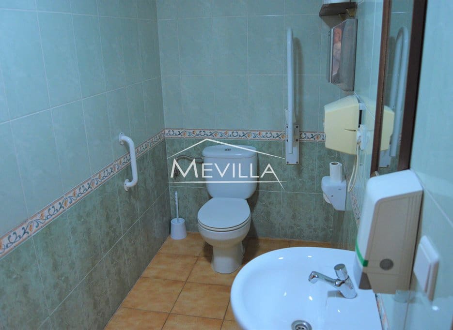 Kommersiell til salgs i Torrevieja med svømmebasseng garasje - € 195 000 (Ref: 9077407)