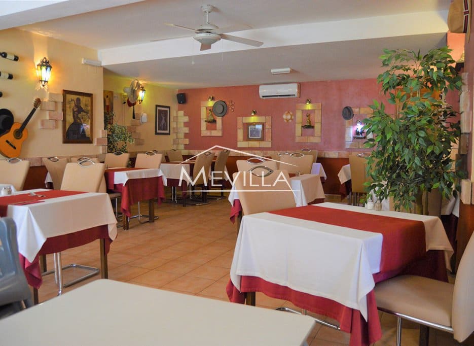 Kommersiell til salgs i Torrevieja med svømmebasseng garasje - € 195 000 (Ref: 9077407)