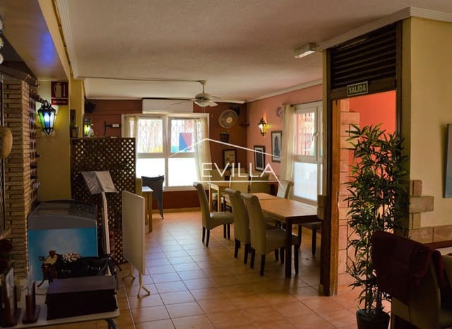 Kommersiell til salgs i Torrevieja med svømmebasseng garasje - € 195 000 (Ref: 9077407)