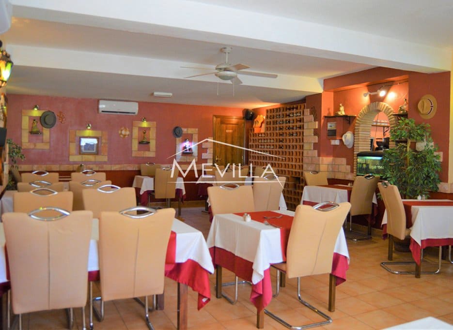 Kommersiell til salgs i Torrevieja med svømmebasseng garasje - € 195 000 (Ref: 9077407)