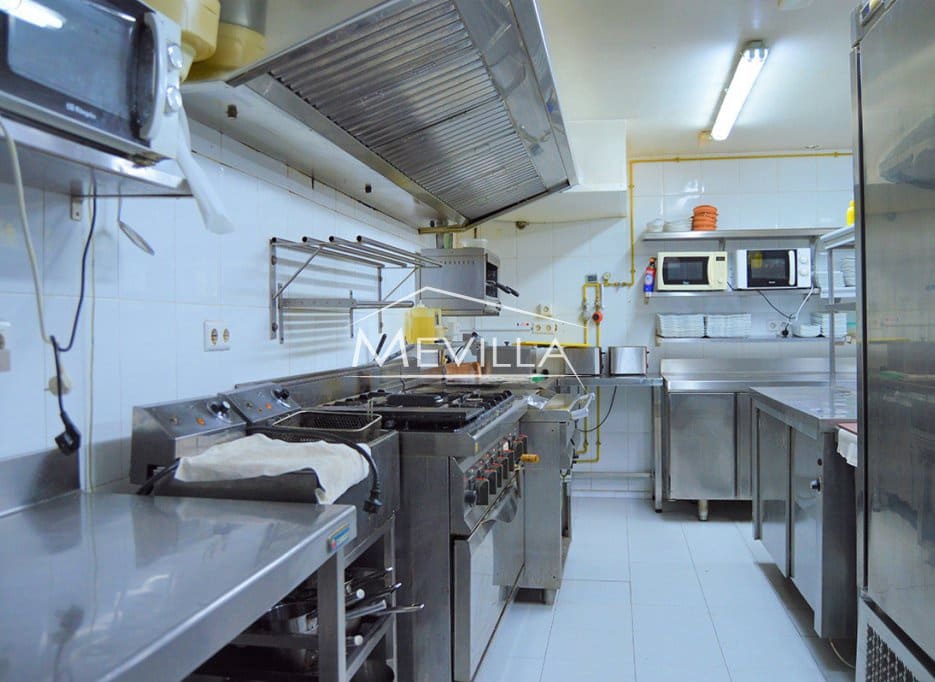 Kommersiell til salgs i Torrevieja med svømmebasseng garasje - € 195 000 (Ref: 9077407)