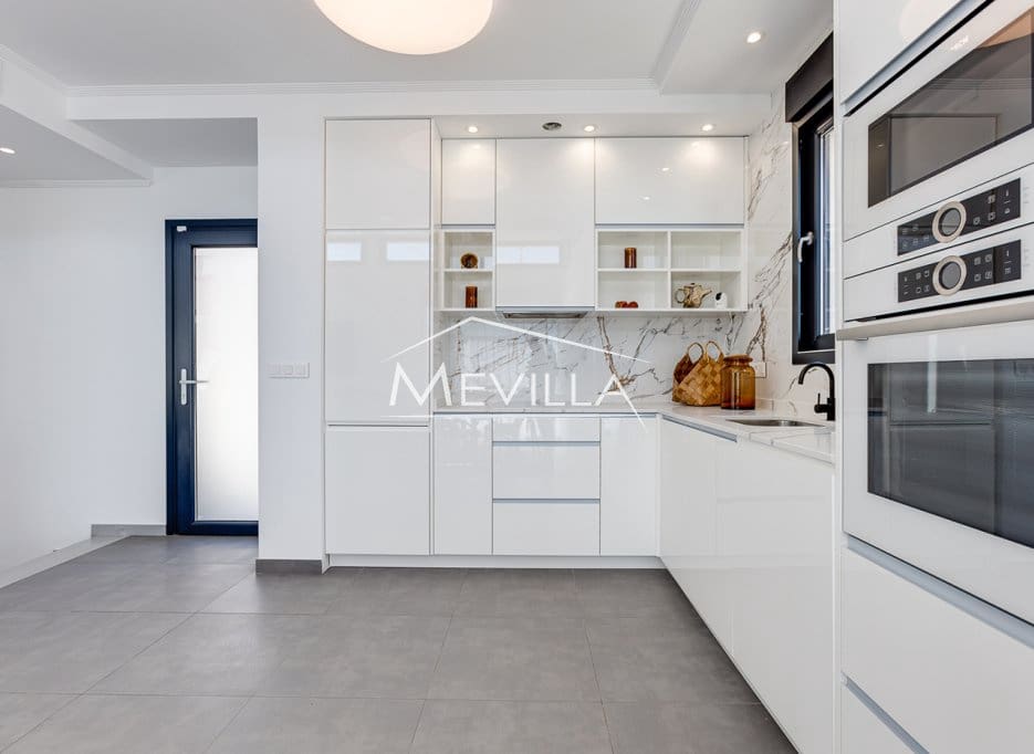 4 quarto Moradia para venda em Torrevieja com piscina garagem - 990 000 € (Ref: 9077408)