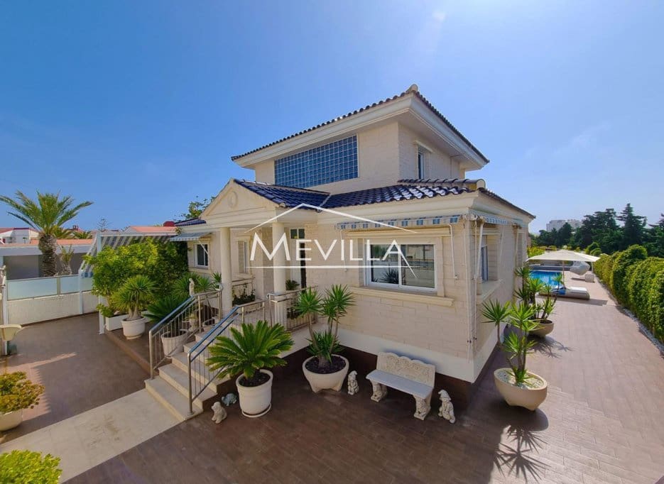 5 soveværelse Villa til salg i Torrevieja med swimmingpool garage - € 1.170.000 (Ref: 9077416)