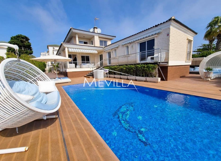 5 soveværelse Villa til salg i Torrevieja med swimmingpool garage - € 1.170.000 (Ref: 9077416)
