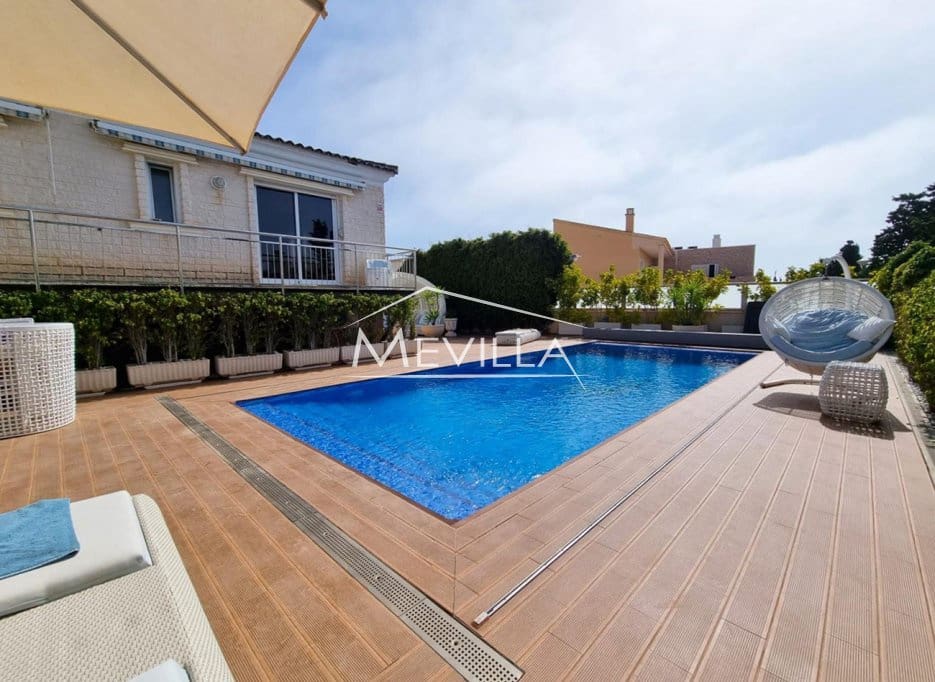 5 soveværelse Villa til salg i Torrevieja med swimmingpool garage - € 1.170.000 (Ref: 9077416)