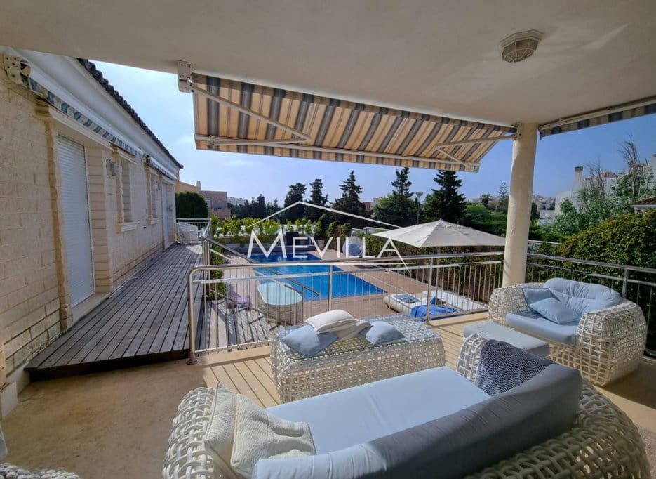 5 soveværelse Villa til salg i Torrevieja med swimmingpool garage - € 1.170.000 (Ref: 9077416)
