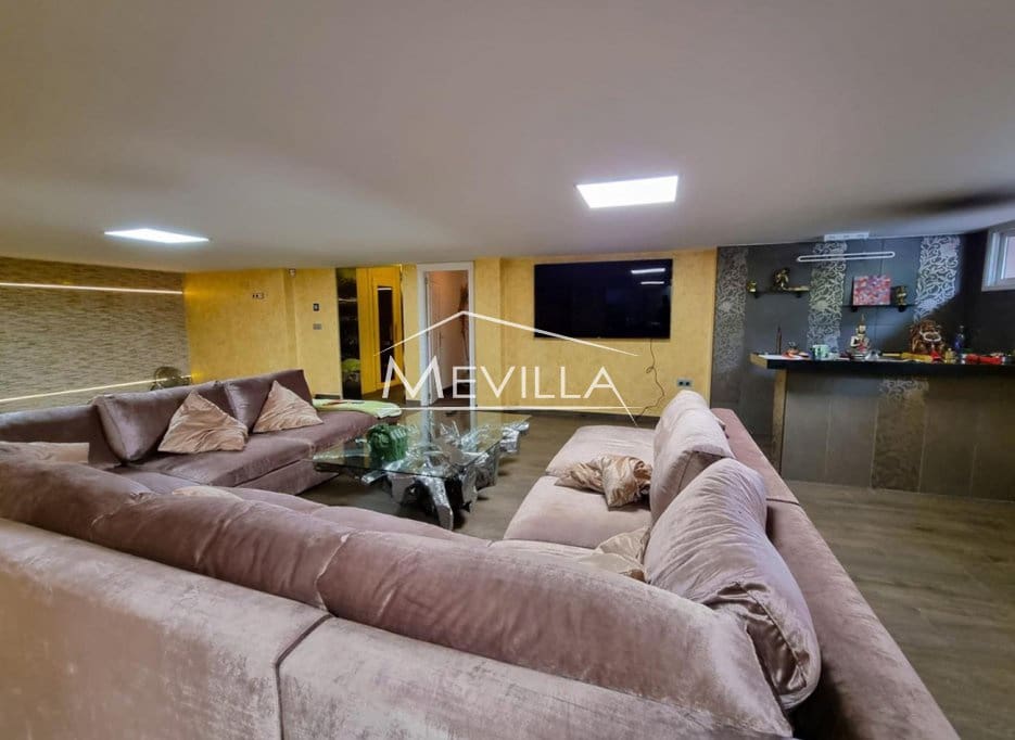 5 soveværelse Villa til salg i Torrevieja med swimmingpool garage - € 1.170.000 (Ref: 9077416)