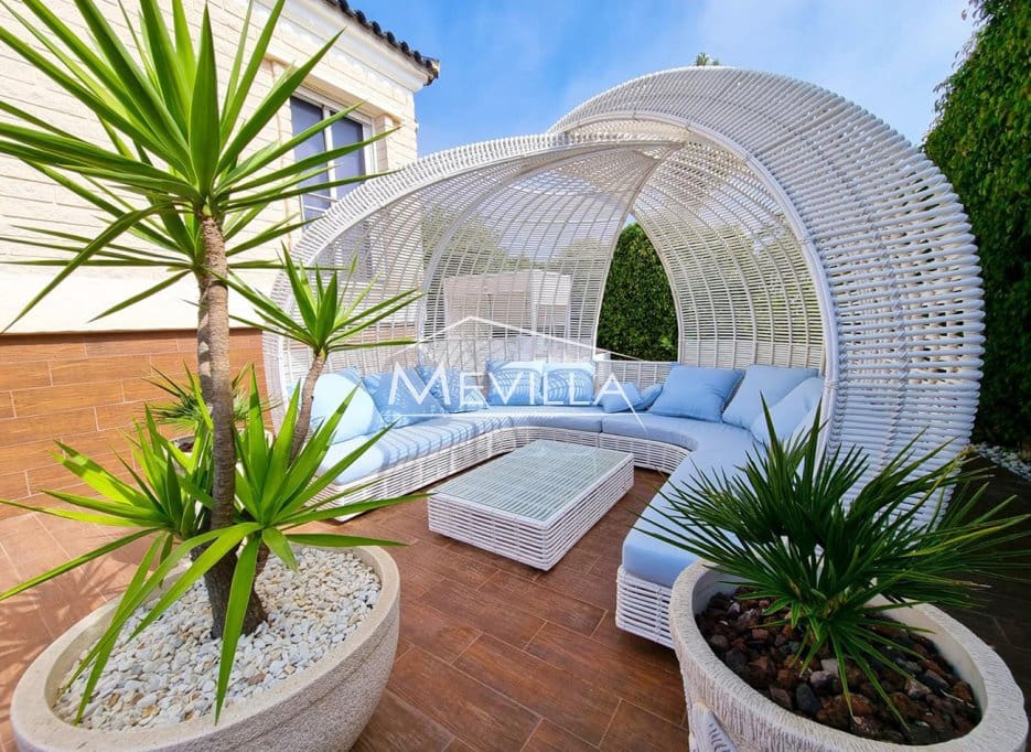 5 soveværelse Villa til salg i Torrevieja med swimmingpool garage - € 1.170.000 (Ref: 9077416)