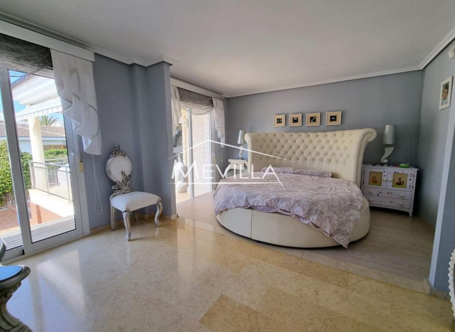 5 soveværelse Villa til salg i Torrevieja med swimmingpool garage - € 1.170.000 (Ref: 9077416)