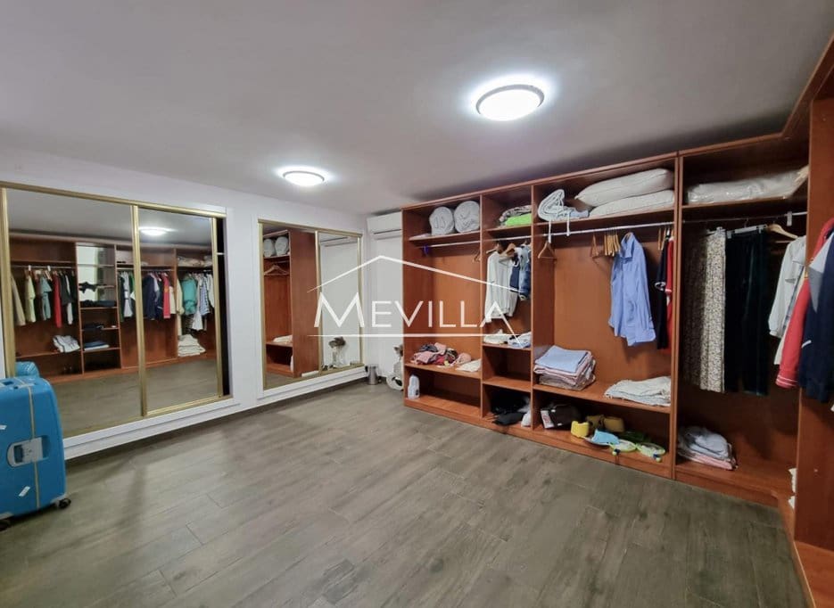 5 soveværelse Villa til salg i Torrevieja med swimmingpool garage - € 1.170.000 (Ref: 9077416)