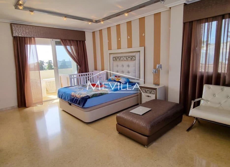 5 soveværelse Villa til salg i Torrevieja med swimmingpool garage - € 1.170.000 (Ref: 9077416)