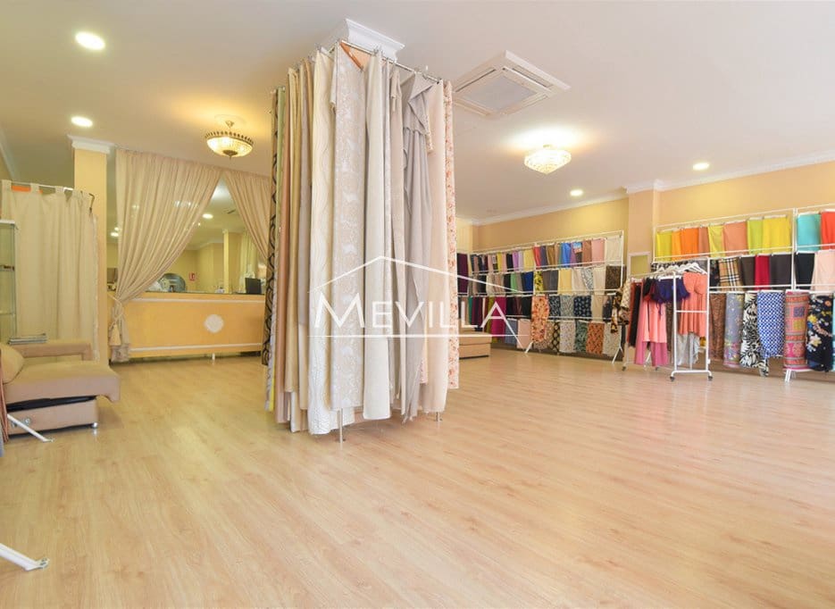 Kaupallinen myytävänä paikassa Torrevieja - 199 000 € (Ref: 9077424)