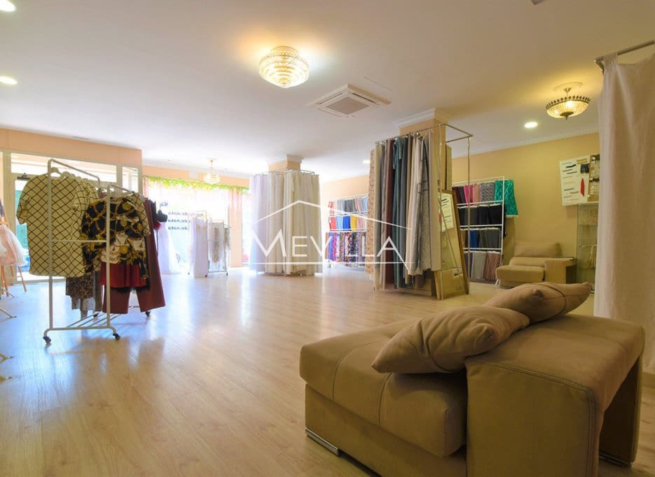 Kaupallinen myytävänä paikassa Torrevieja - 199 000 € (Ref: 9077424)