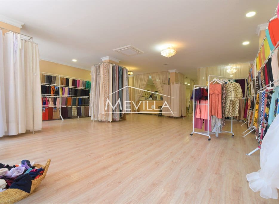 Kaupallinen myytävänä paikassa Torrevieja - 199 000 € (Ref: 9077424)