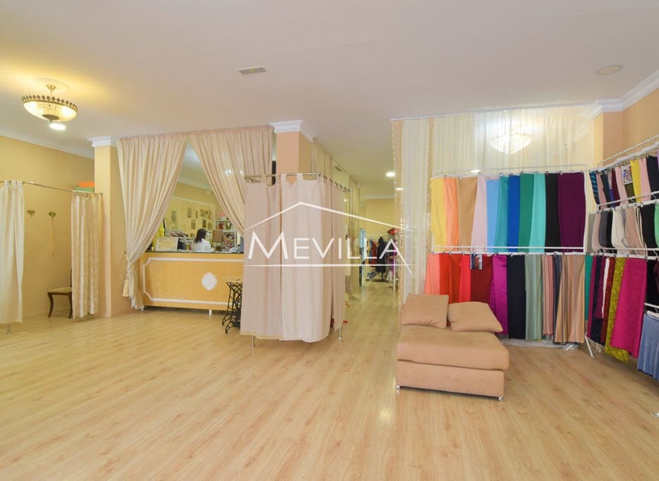 Kaupallinen myytävänä paikassa Torrevieja - 199 000 € (Ref: 9077424)