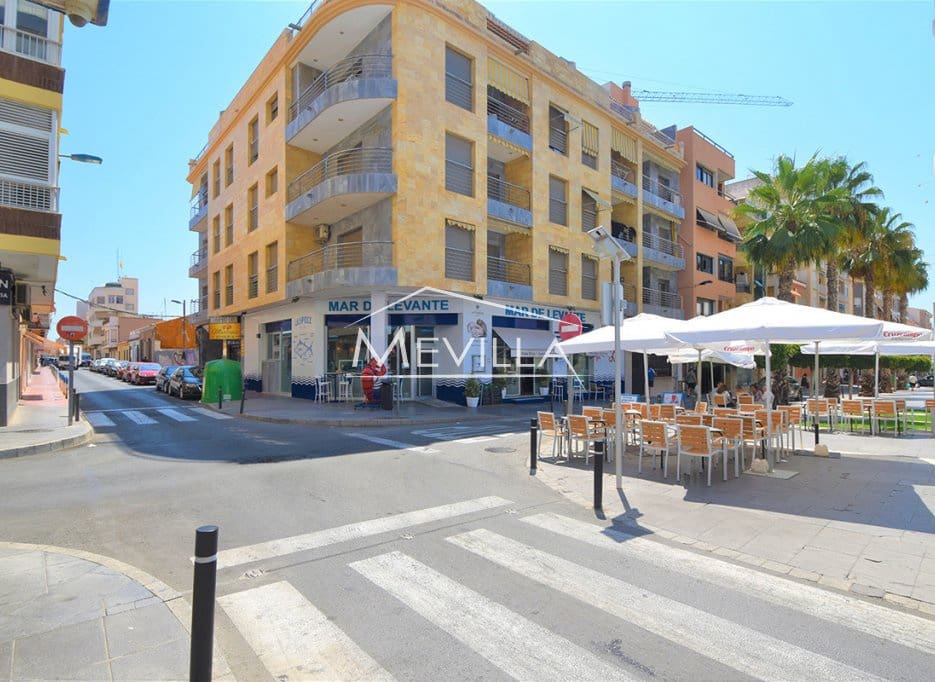 Kaupallinen myytävänä paikassa Torrevieja - 199 000 € (Ref: 9077424)