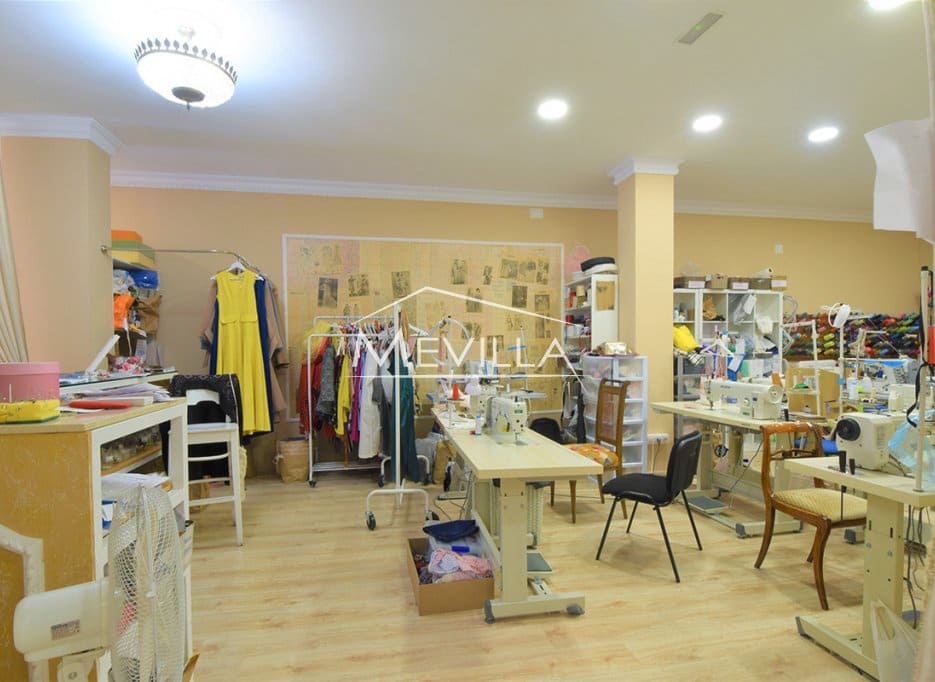 Kaupallinen myytävänä paikassa Torrevieja - 199 000 € (Ref: 9077424)