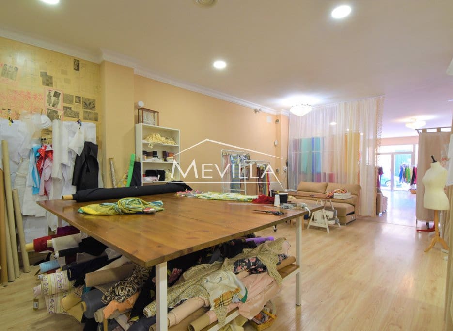 Kaupallinen myytävänä paikassa Torrevieja - 199 000 € (Ref: 9077424)