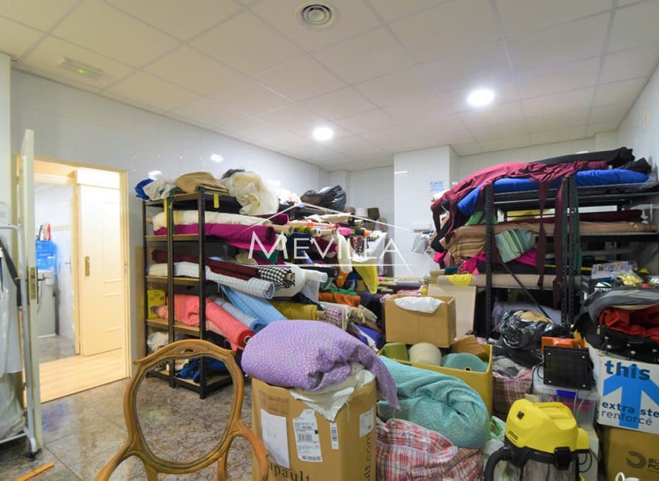 Kaupallinen myytävänä paikassa Torrevieja - 199 000 € (Ref: 9077424)