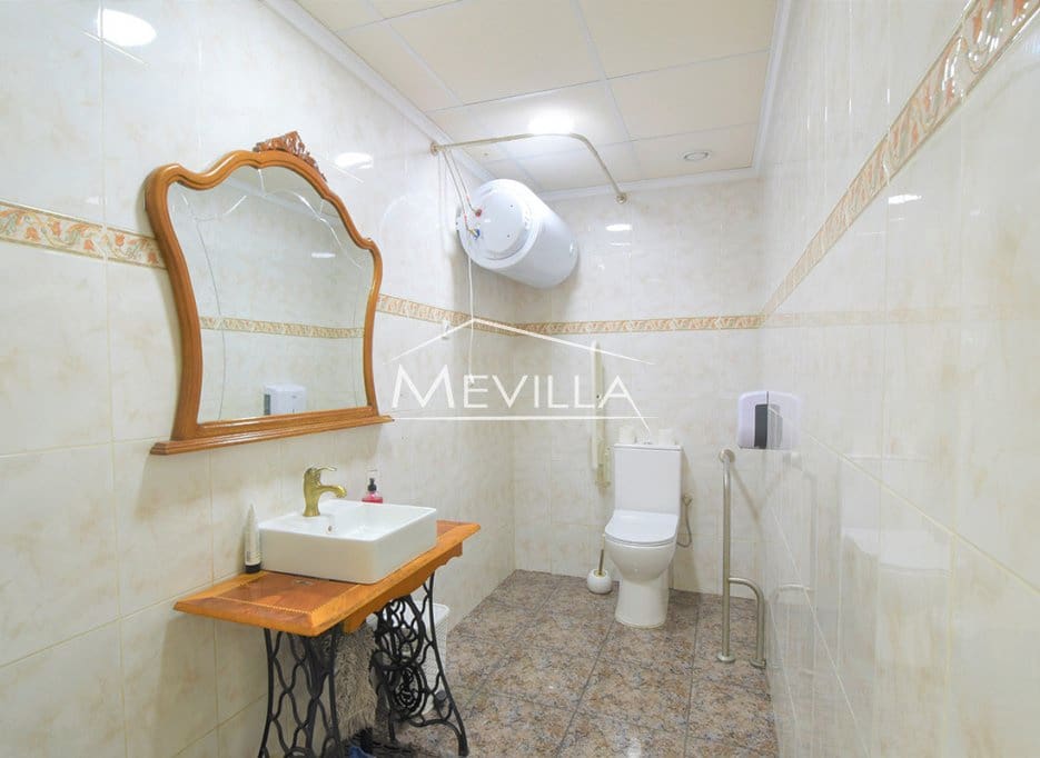 Kaupallinen myytävänä paikassa Torrevieja - 199 000 € (Ref: 9077424)