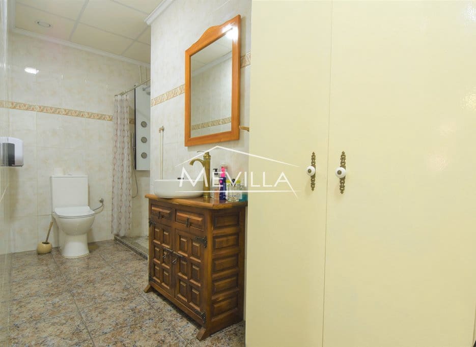 Kaupallinen myytävänä paikassa Torrevieja - 199 000 € (Ref: 9077424)