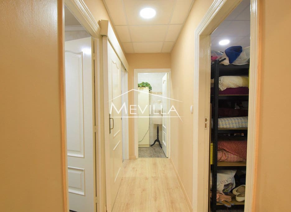 Kaupallinen myytävänä paikassa Torrevieja - 199 000 € (Ref: 9077424)