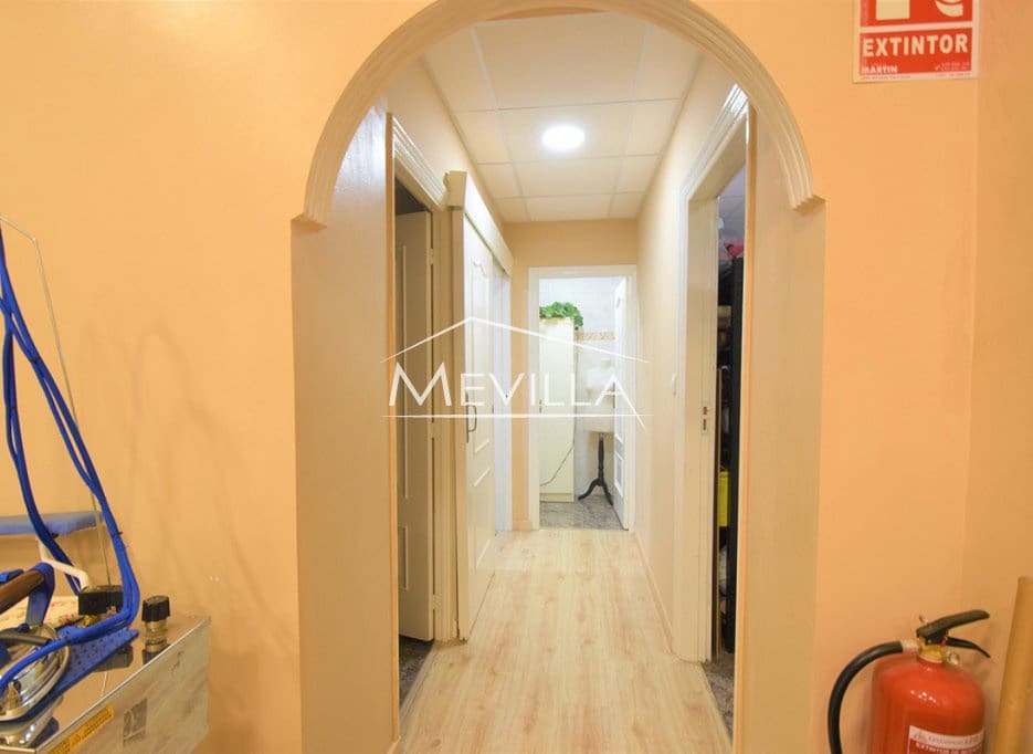 Kaupallinen myytävänä paikassa Torrevieja - 199 000 € (Ref: 9077424)