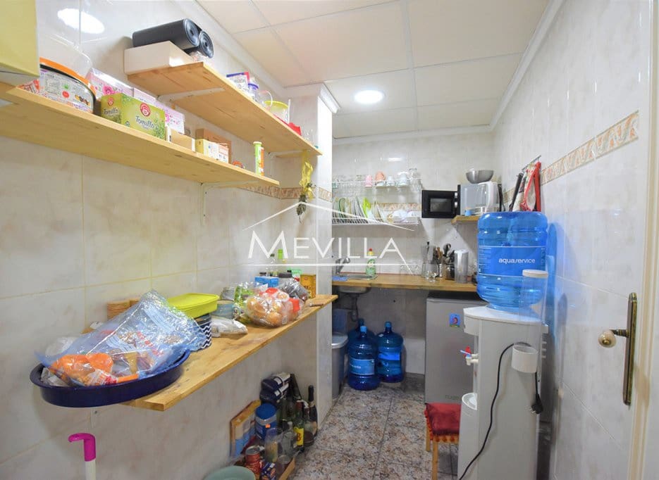 Kaupallinen myytävänä paikassa Torrevieja - 199 000 € (Ref: 9077424)