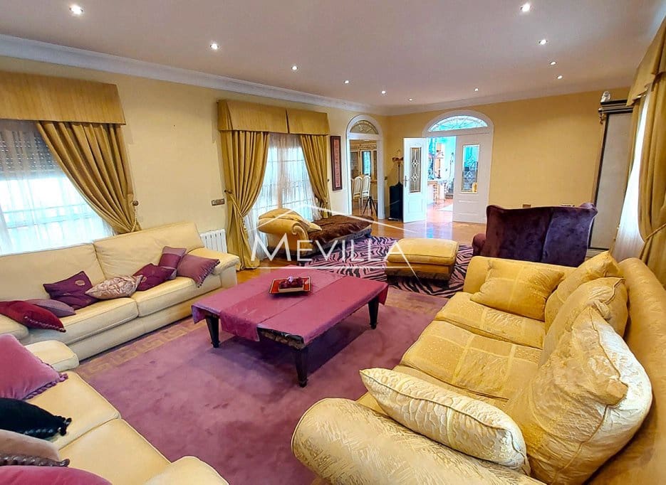 4 bedroom Villa for sale in Torrevieja with pool garage - € 750,000 (Ref: 9077425)