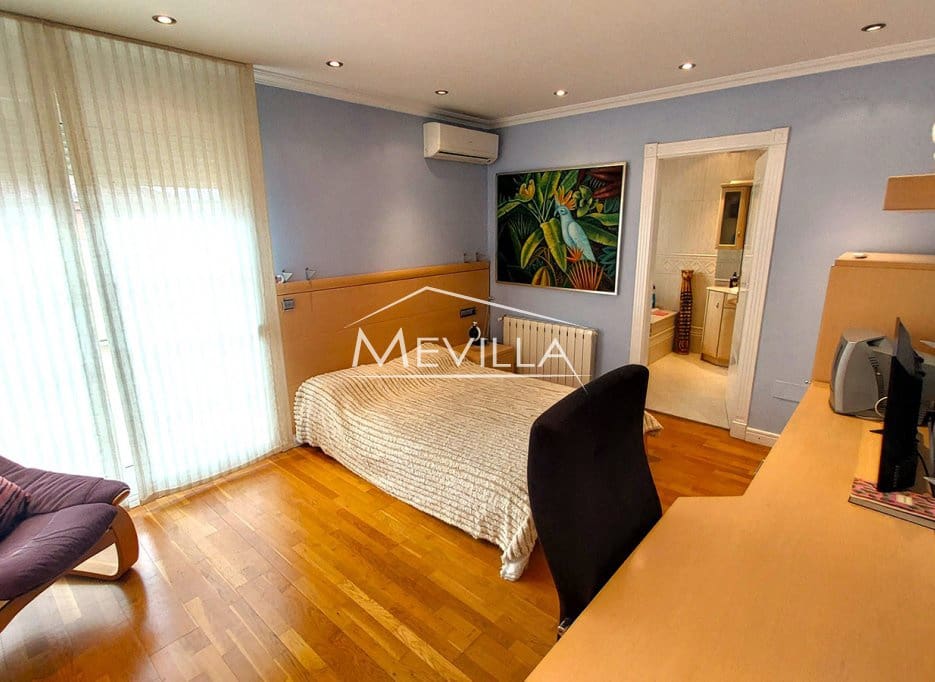 4 bedroom Villa for sale in Torrevieja with pool garage - € 750,000 (Ref: 9077425)