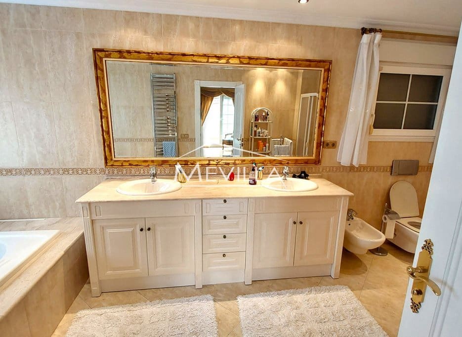 4 bedroom Villa for sale in Torrevieja with pool garage - € 750,000 (Ref: 9077425)