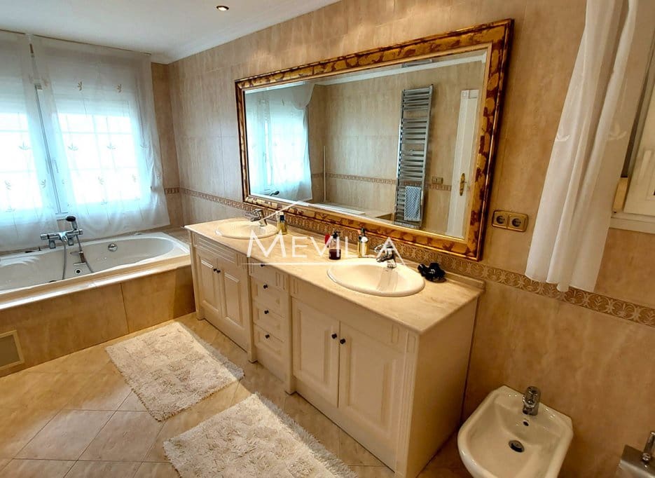 4 bedroom Villa for sale in Torrevieja with pool garage - € 750,000 (Ref: 9077425)