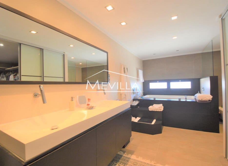 6 soveværelse Villa til salg i Torrevieja med swimmingpool garage - € 2.700.000 (Ref: 9077438)