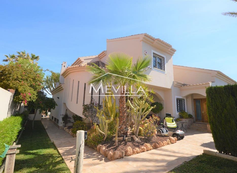6 soveværelse Villa til salg i Torrevieja med swimmingpool garage - € 2.700.000 (Ref: 9077438)