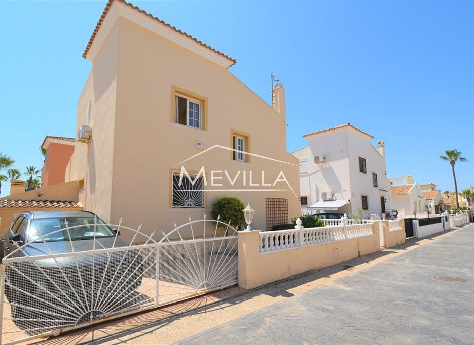 3 chambre Villa/Maison à vendre à Playa Flamenca avec piscine garage - 360 000 € (Ref: 9123878)