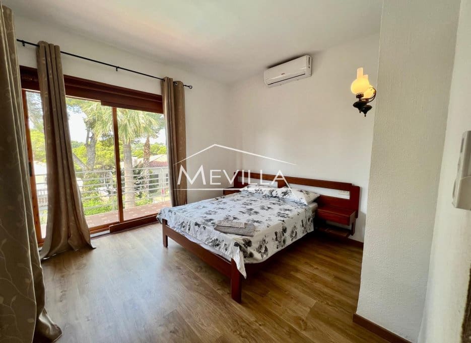 4 Zimmer Villa zu verkaufen in Campoamor mit Pool Garage - 775.000 € (Ref: 9207482)