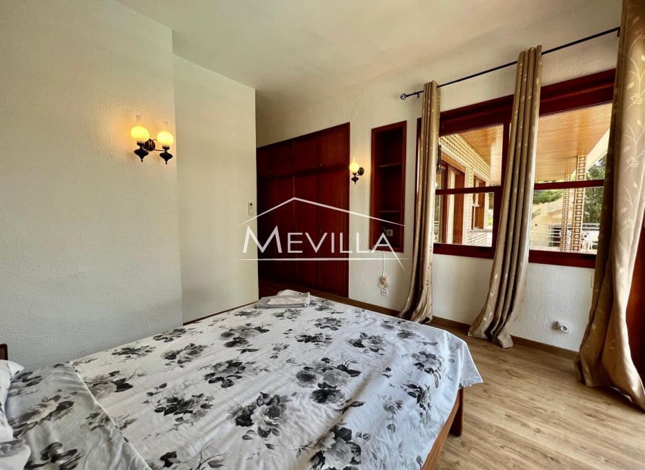 4 Zimmer Villa zu verkaufen in Campoamor mit Pool Garage - 775.000 € (Ref: 9207482)