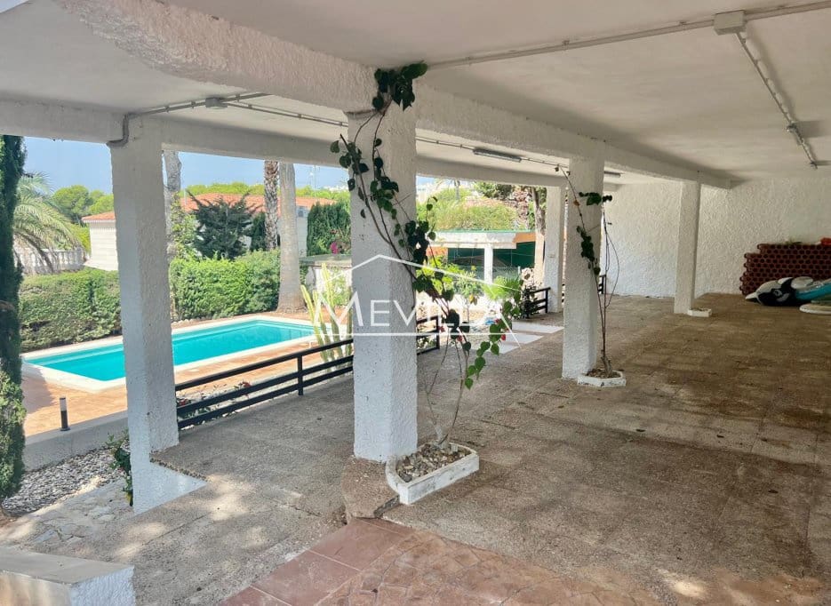 4 Zimmer Villa zu verkaufen in Campoamor mit Pool Garage - 775.000 € (Ref: 9207482)
