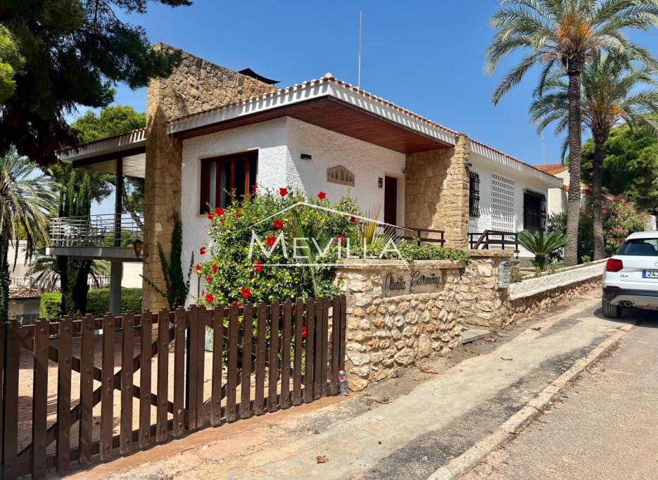 4 Zimmer Villa zu verkaufen in Campoamor mit Pool Garage - 775.000 € (Ref: 9207482)