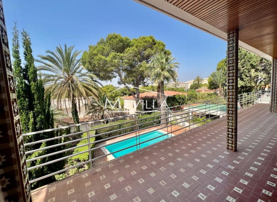 4 Zimmer Villa zu verkaufen in Campoamor mit Pool Garage - 775.000 € (Ref: 9207482)