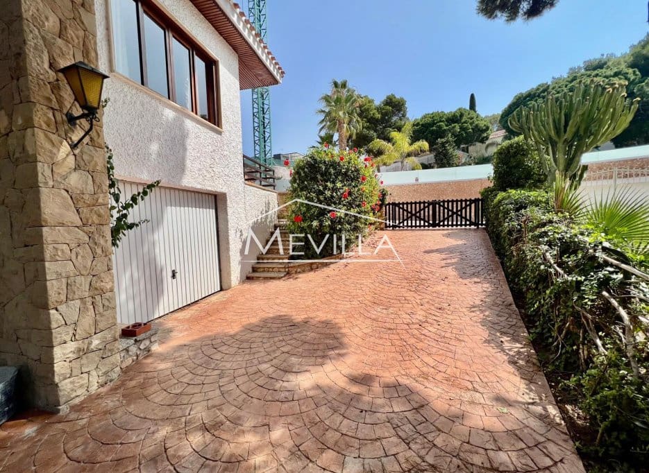 4 Zimmer Villa zu verkaufen in Campoamor mit Pool Garage - 775.000 € (Ref: 9207482)
