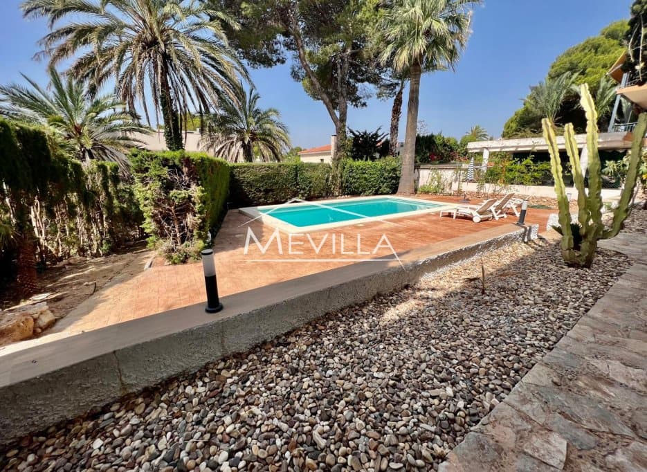 4 Zimmer Villa zu verkaufen in Campoamor mit Pool Garage - 775.000 € (Ref: 9207482)