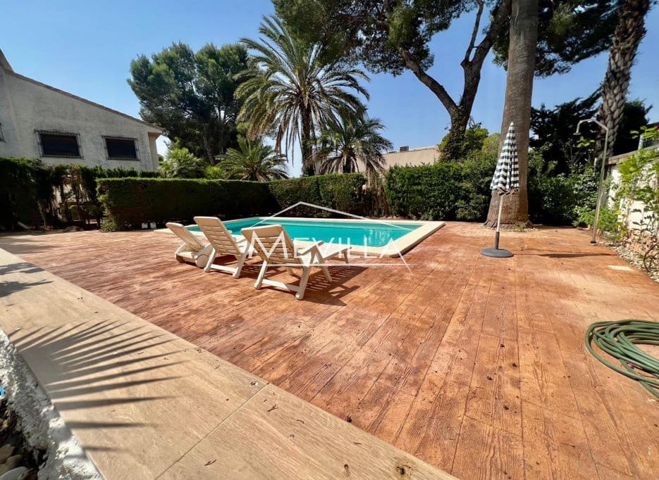 4 Zimmer Villa zu verkaufen in Campoamor mit Pool Garage - 775.000 € (Ref: 9207482)