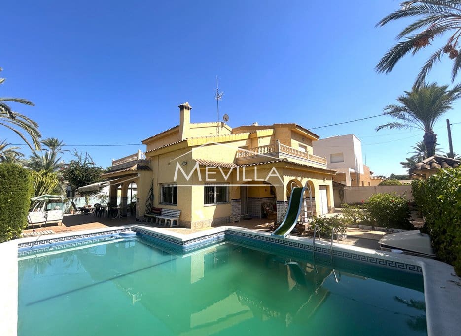 6 bedroom Villa for sale in Cabo Roig with pool garage - € 695,000 (Ref: 9221354)